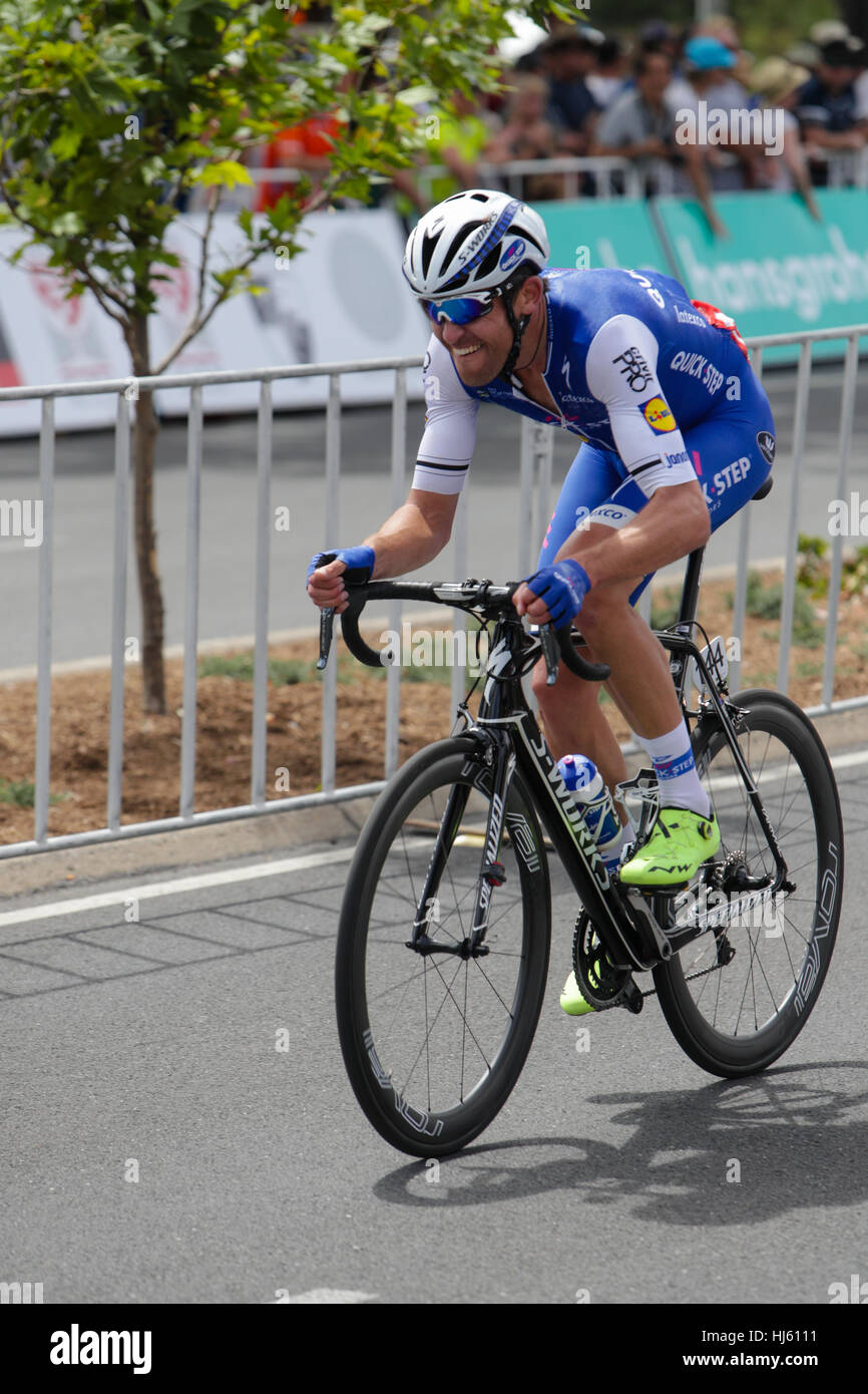 Adelaide, Australien. Werden Sie sicher werden gesehen MAC Stage 6 Stadtkurs, Santos Tour Down Under, 22. Januar 2017. Jack Bauer (NZl) von Quick-Step Böden versucht, Solo zu beenden, aber das Hauptfeld in der letzten Runde dann doch gepackt. Bildnachweis: Peter Mundy/Alamy Live-Nachrichten Stockfoto