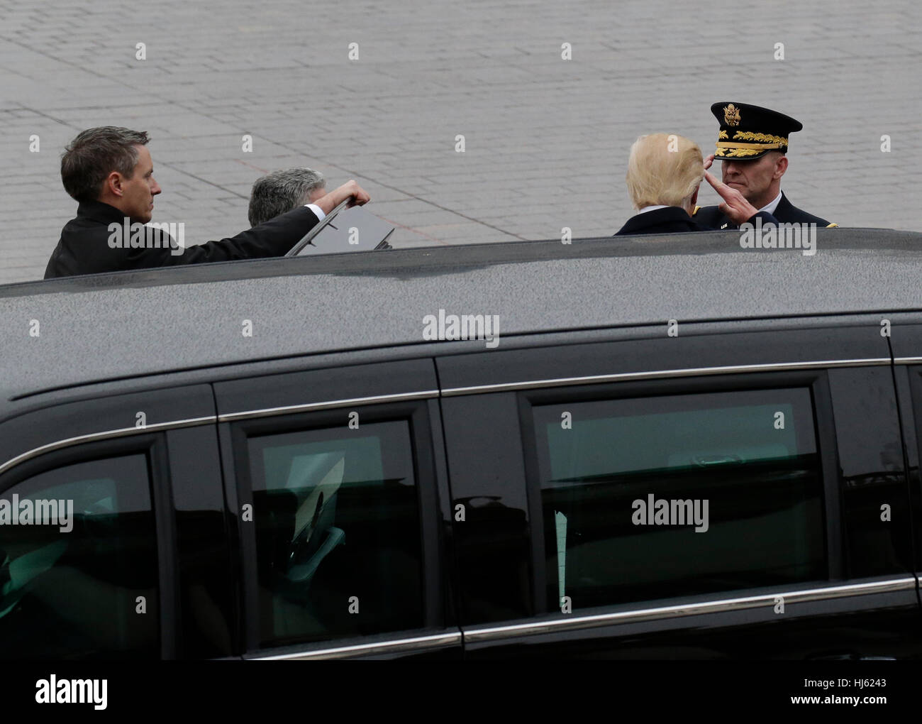 Washington, uns. 20. Januar 2017. US-Präsident Donald Trump salutiert Offizier vor dem Einsteigen in ein Auto am Capitol nach Trumpf bei der 58. Presidential Inauguration auf dem Capitol Hill in Washington, DC am 20. Januar 2017 vereidigt wird. Bildnachweis: John Angelillo/Pool über CNP - NO-Draht-SERVICE - Foto: John Angelillo/Consolidated/Pool/Dpa/Alamy Live News Stockfoto