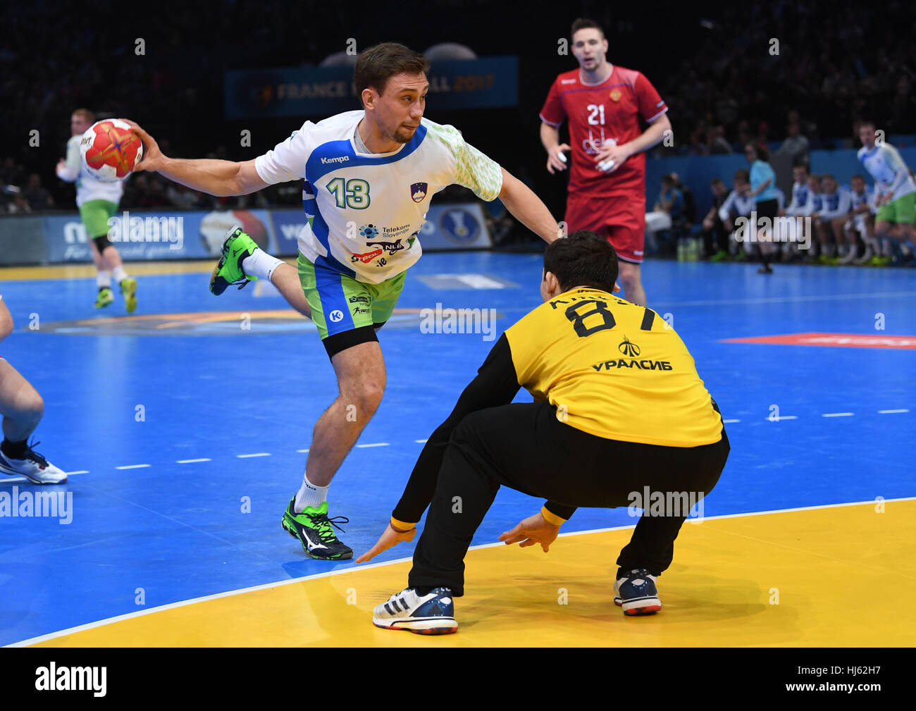 Sloweniens Darko Cingesar (L) und Russlands Victor Kireev in Aktion während der Herren Handball World Cup Viertelfinale match zwischen Russland und Slowenien in Paris, Frankreich, 21. Januar 2017. Foto: Marijan Murat/dpa Stockfoto