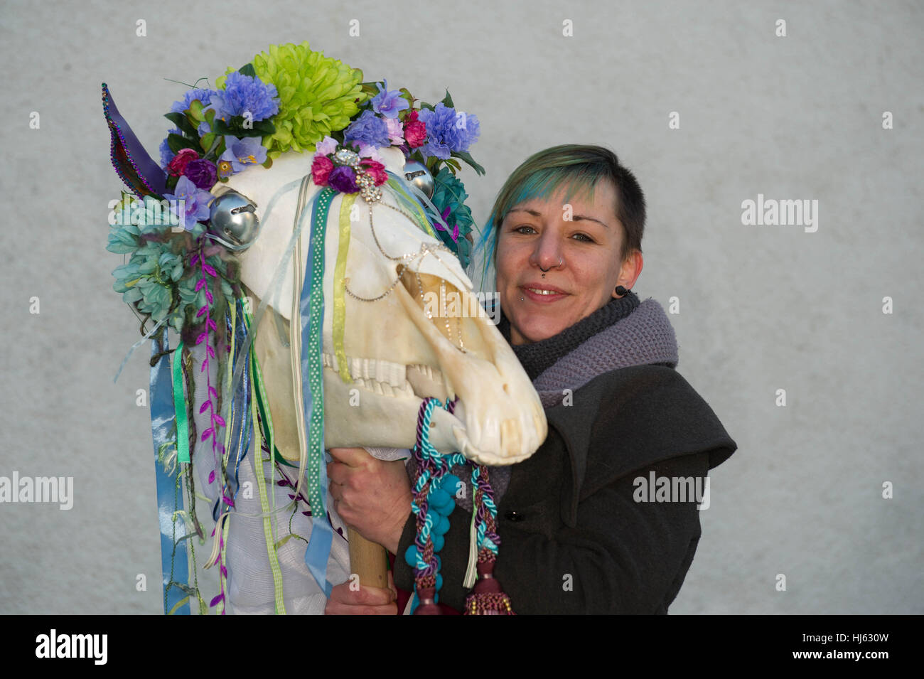 Chepstow, UK. 21. Januar 2017. Kate Jones aus Swansea hält "Mari", die in Bühnenproduktionen in London Theater verwendet wird, ist der Mari Lwyd einer walisischen Winter erste Halt Tradition, die viele Jahrhunderte zurückreicht. Die Mari ist ein eingerichtet, ein Pferd Schädel, die von Haus zu Haus getragen wird oder Kneipe von Mari Lwyd Gruppe von Künstlern, die versuchen, Zutritt für Speisen und Getränke durch Lied, Reim und Rätsel namens Òthe PwncoÓ, ein Reim/Song-Kampf zwischen der Mari-Gruppe und die Bewohner des Hauses/Pub. Bildnachweis: Mark Lewis/Alamy Live-Nachrichten Stockfoto