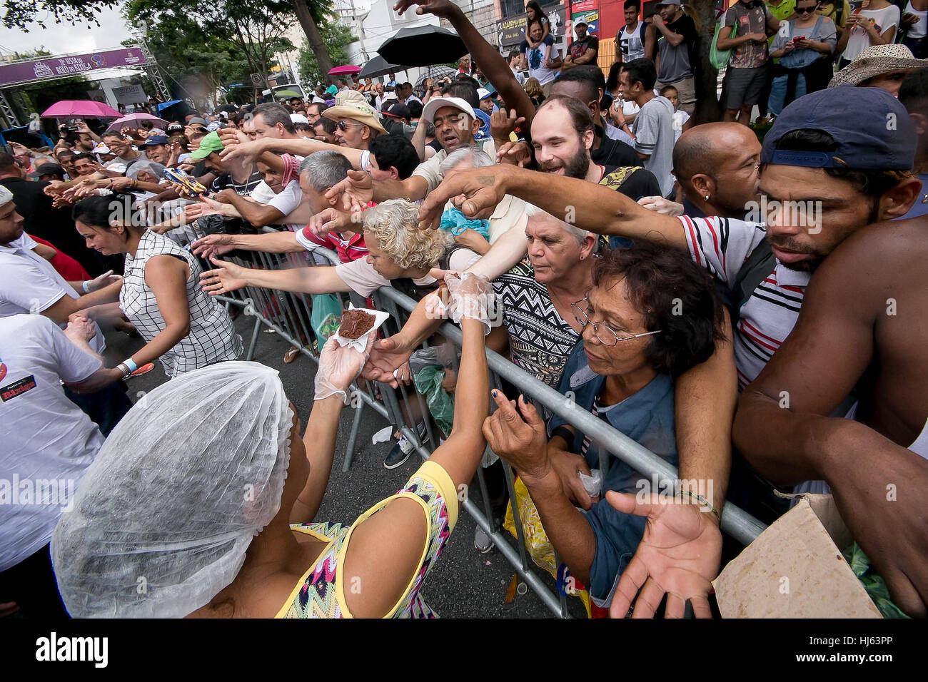 Sao Paulo, Brasilien. 25. Januar 2017. Tausende von Folk kämpfen für ein 150 Meter traditioneller Kuchen Geburtstag der Stadt 463-j hrige auf der Straße. Bildnachweis: Dario Oliveira/ZUMA Draht/Alamy Live-Nachrichten Stockfoto