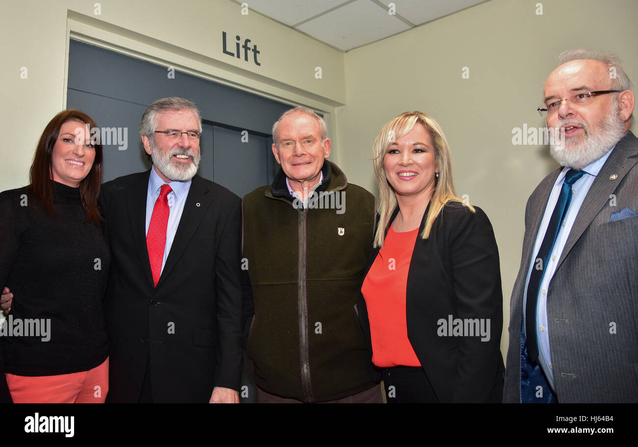 Clonoe, Irland. 25. Januar 2017. Stadtrat Linda Dillon, Sinn Féin Irland Führer Gerry Adams TD, ehemaliger stellvertretender Martin McGuinness, New party Leader Michelle O'Neill, Sinn Féin MP Francie Molloy Credit: Mark Winter/Alamy Live News Stockfoto