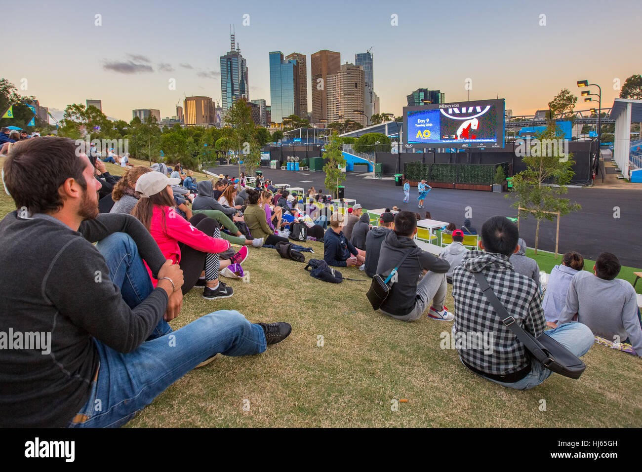 Melbourne, Australien. 26. Januar 2017: Menschen beobachten ein Tennis Match im Bereich public-Viewing während der 2017 Australian Open in Melbourne Park in Melbourne, Australien. Bildnachweis: Frank Molter/Alamy Live-Nachrichten Stockfoto