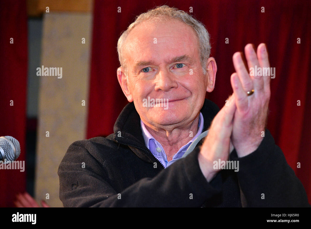 Clonoe, Irland. 25. Januar 2017. Ehemaliger stellvertretender erster Minister Martin McGuinness auf der Bühne bei der Heimkehr-Veranstaltung in Clonoe für neue Parteichef, Michelle O'Neill. Bildnachweis: Mark Winter/Alamy Live-Nachrichten Stockfoto