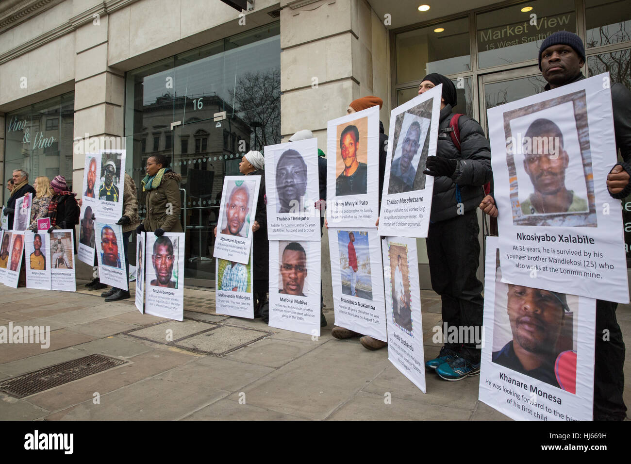 London, UK. 26. Januar 2017. Aktivisten aus Gruppen einschließlich des Marikana Bergleute Soligruppe Protests außerhalb der ordentlichen Hauptversammlung der britisch-südafrikanischen Bergbau Firma Lonmin plc an der Haberdashers' Hall zu 34 Bergleute tödlich erinnern von Polizei erschossen, während über Löhne und Arbeitsbedingungen Lonmins Marikana Mine in Südafrika am 16. August 2012 und Rechenschaft von der Firma auffällig. Bildnachweis: Mark Kerrison/Alamy Live-Nachrichten Stockfoto