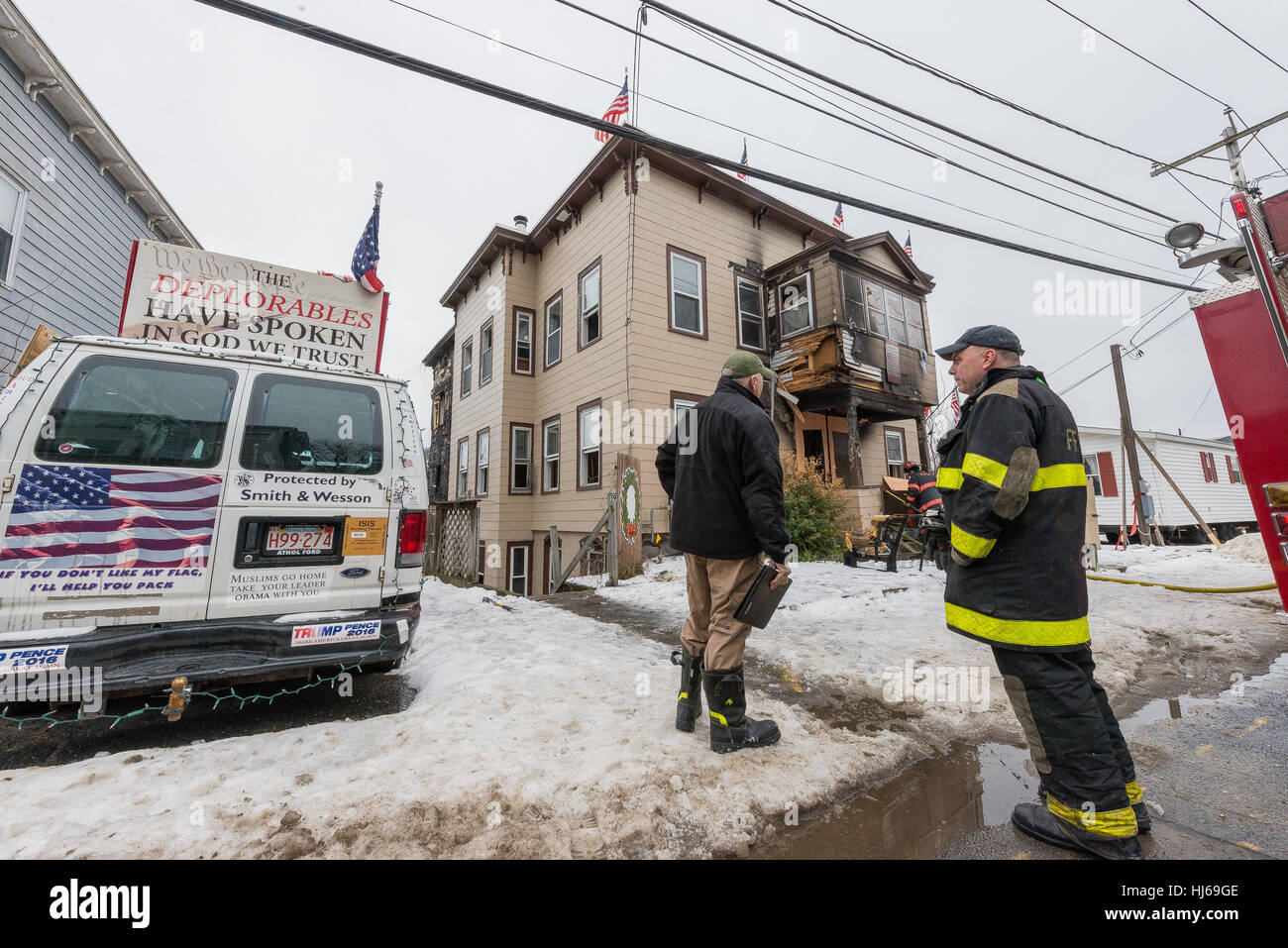 Fitchburg, Massachusetts, USA. 26. Januar 2017. Lokalen und staatlichen Feuer Ermittler außerhalb der so genannten "Trump House" am 19-21 West St in Fitchburg Massachusetts nach dem zweiten Brand in einem Monat beschädigt den hinteren Teil des Gebäudes. Ein Feuer am 22. Dezember wurde versehentlich durch rauchende Materialien in eine äußere Couch erachtet. Das Gebäude war zum Zeitpunkt des Feuers heute Morgen um 06:00 berichtet wurde unbesetzt. Bildnachweis: Jim Marabello / Alamy Live News Stockfoto