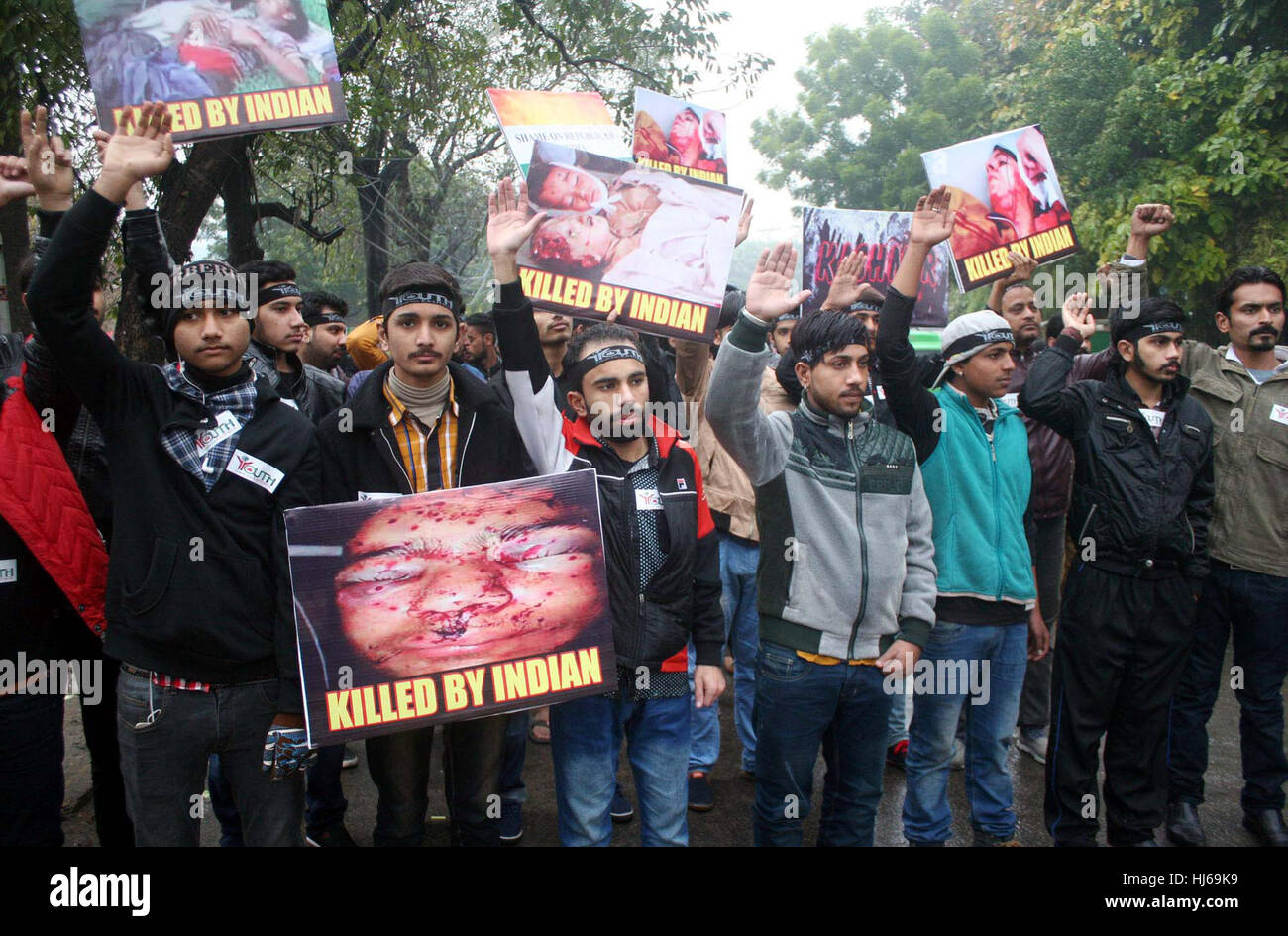 Mitglieder des Jugendforums für Kaschmir chant Slogans gegen die Regierung von Indien und Tötung von Kashmiri Völker bei Protestkundgebung in Lahore Club auf Donnerstag, 26. Januar 2017 drücken. Stockfoto