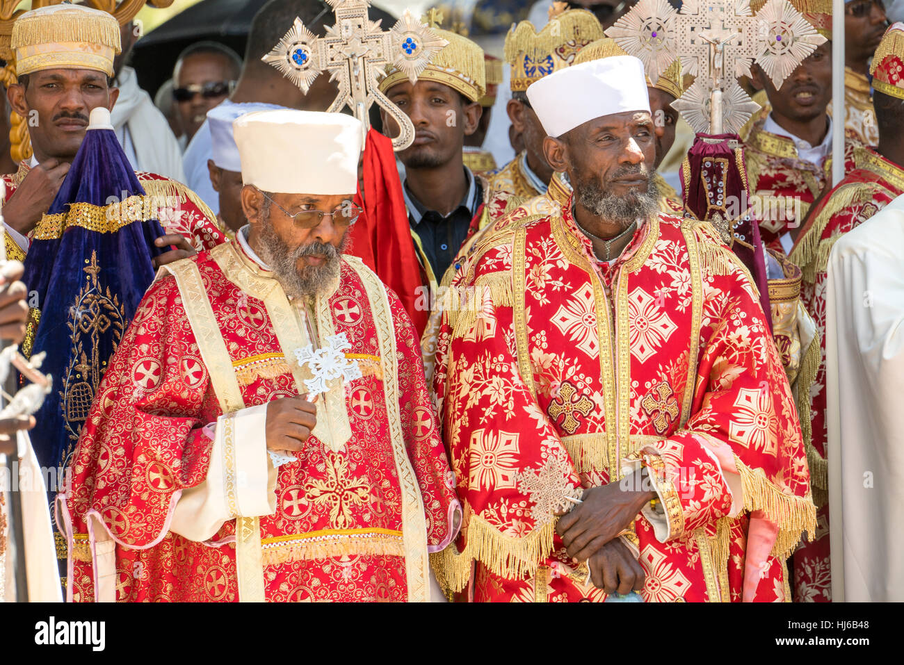 Addis Ababa - Jan 19: Priester tragen bunte traditionelle Kleider getragen durch den äthiopischen orthodoxen Klerus, während einer Prozession Timket als Teil der Feier Stockfoto