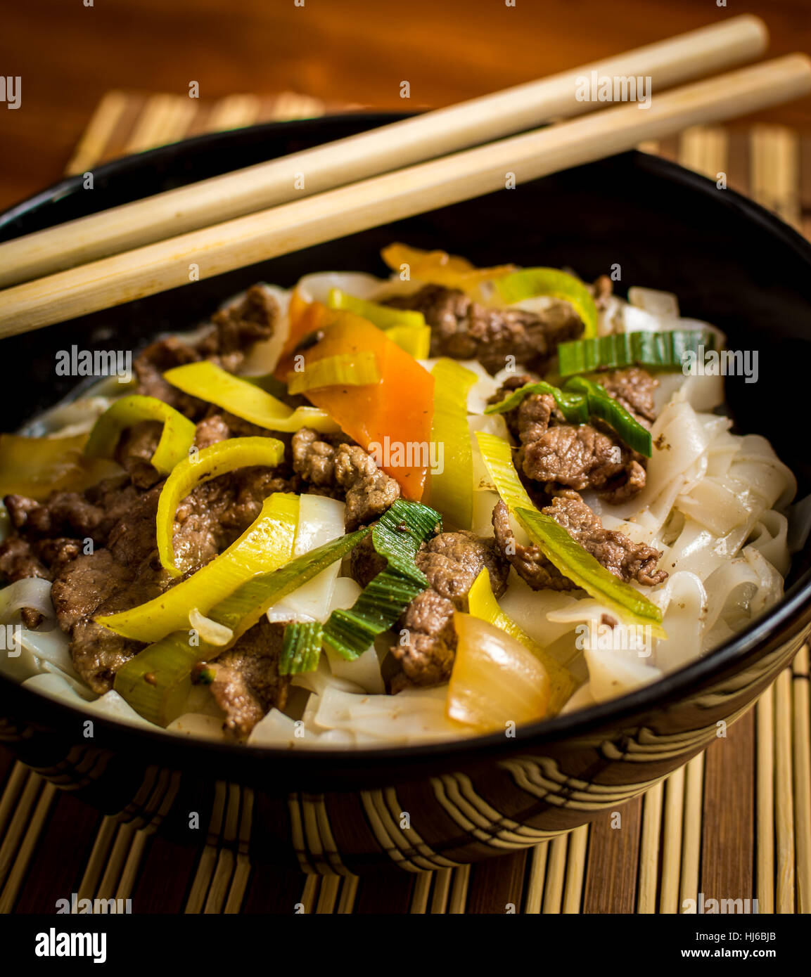 Vietnamesische Suppe Pho Bo mit asiatischen Nudeln und Rindfleisch Stockfoto