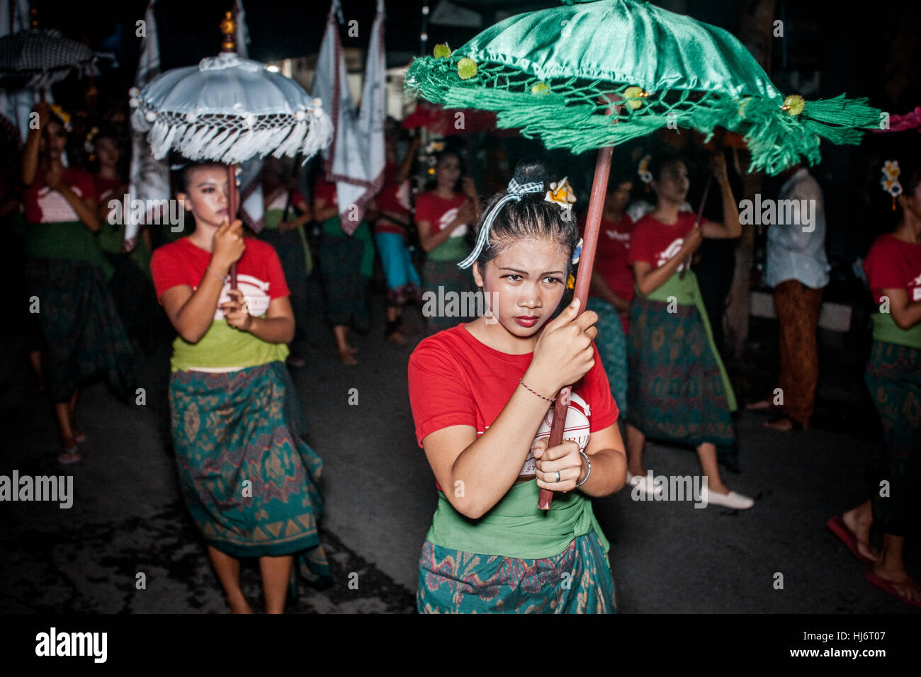 Prozession der balinesische Mädchen in der Ngrupuk-Parade der Ogoh-Ogoh während Silvester Stockfoto