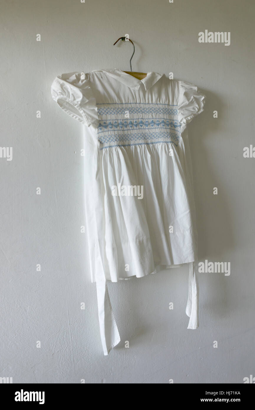 White's Kind Kleid hängen an einer weißen Wand Stockfoto