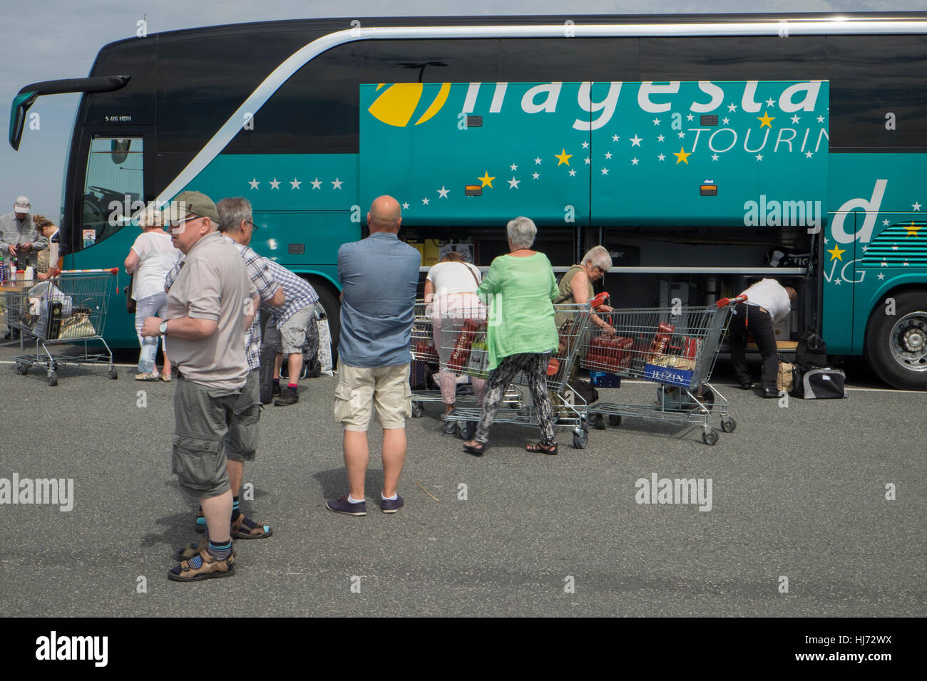 Menschen haben auf der Border Shop in Deutschland eingekauft und lädt nun den Bus für die Heimreise. Stockfoto