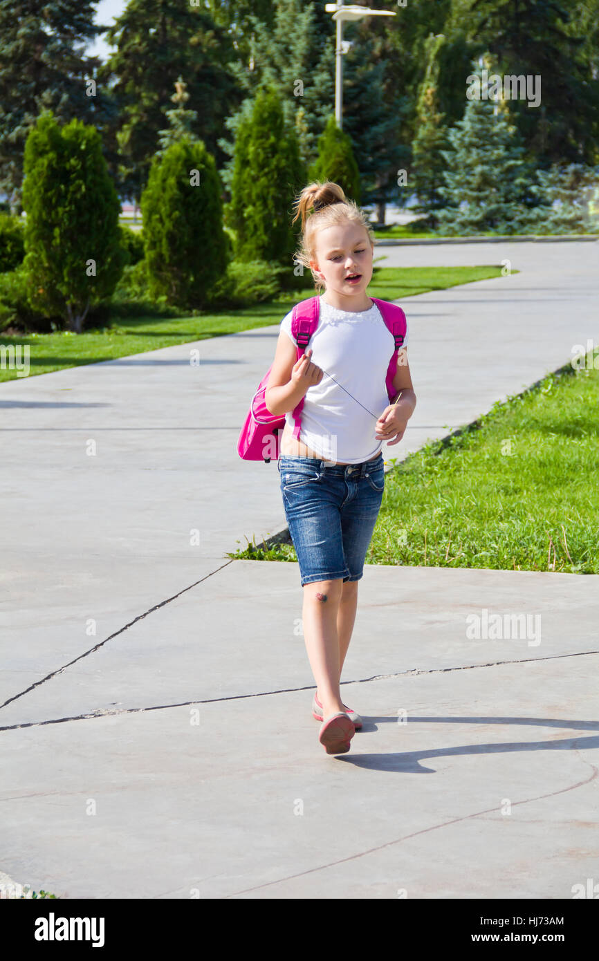 Niedliche Mädchen mit rosa Ranzen zur Schule gehen Stockfoto
