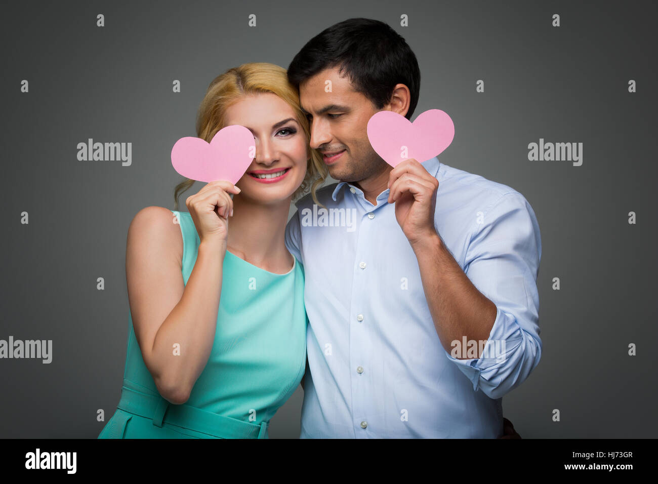 Schönes paar Holding rosa Herzen Stockfoto