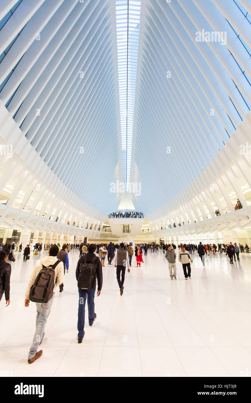 Oculus-Einkaufszentrum und Verkehrsknotenpunkt am World Trade Center, Manhattan, New York City, Vereinigte Staaten von Amerika. Stockfoto