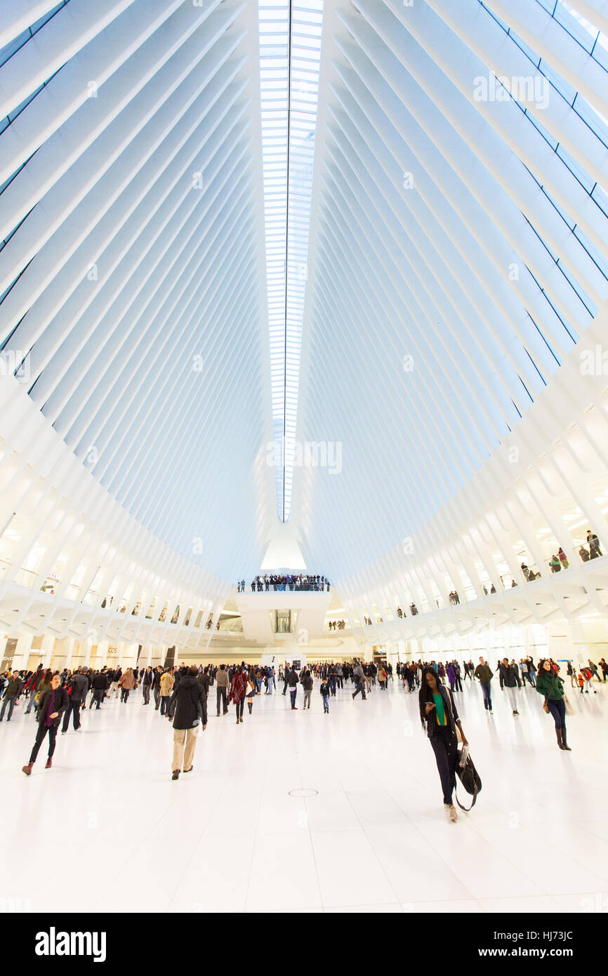 Oculus-Einkaufszentrum und Verkehrsknotenpunkt am World Trade Center, Manhattan, New York City, Vereinigte Staaten von Amerika. Stockfoto