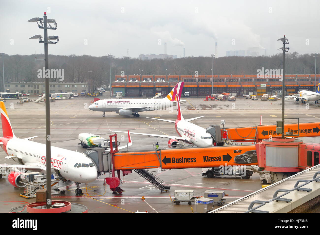 Flugzeuge der Air Berlin am Gate am Flughafen Berlin-Tegel, Deutschland Stockfoto