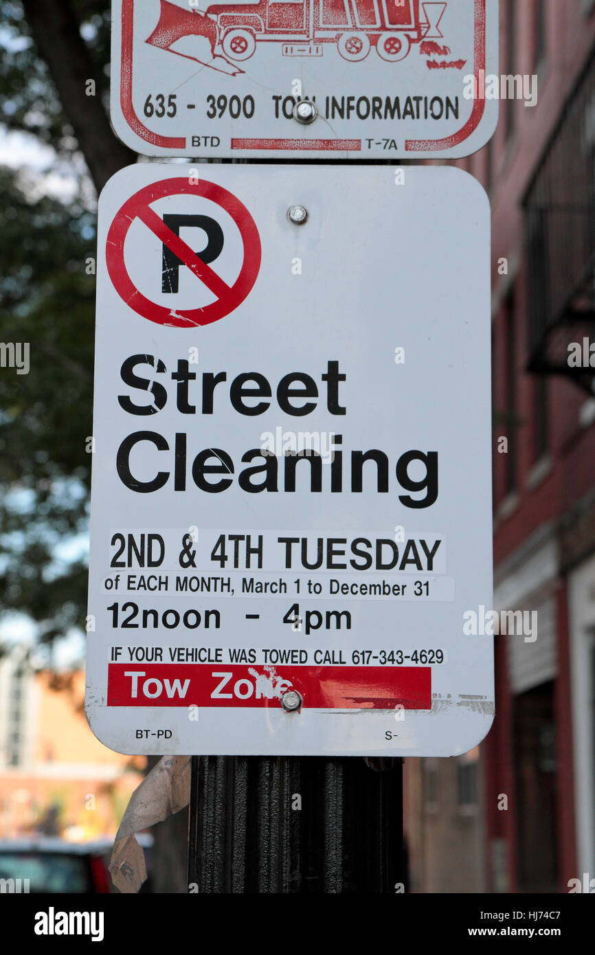 Gemeinsamen Boston Street Zeichen informieren Anwohner bei der Straßenreinigung stattfinden platzieren, North End, Boston, Massachusetts, USA. Stockfoto