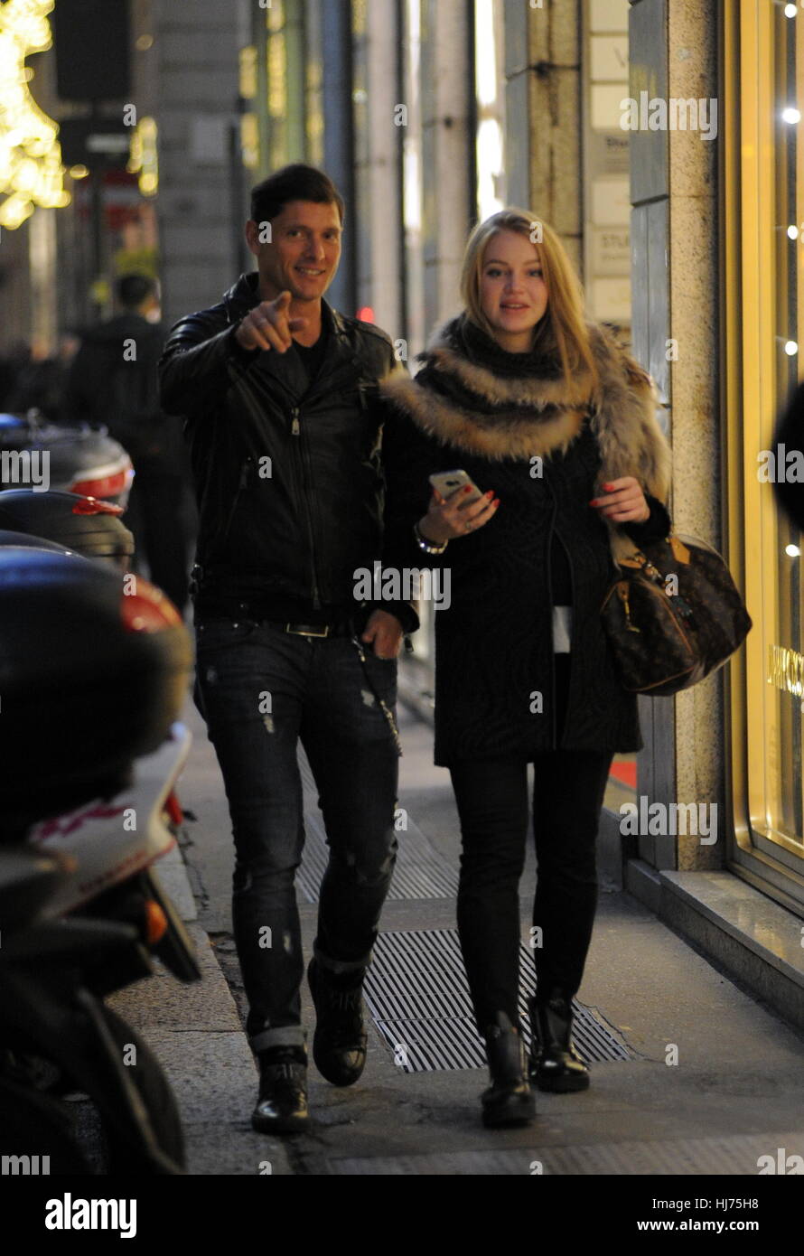 wallpapers Aldo Montano Olga Plachina https www alamy de stockfoto aldo montano und seine frau russische sportler olga plachina schwanger nach sieben monaten weihnachts shopping in mailand sie nehmen selfies mit weihnachtsschmuck vor einem spaziergang im viereck blick durch die fenster boutique featuring aldo montano olga plachina where mailand italien bei kredit 21 dezember 2016 ipawenncom nur verfugbar fur die veroffentlichung in uk usa deutschland osterreich schweiz 131694452 html