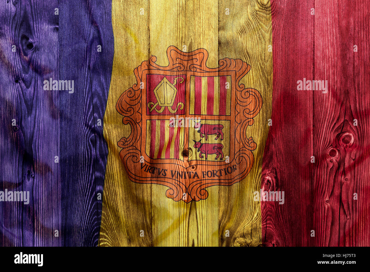 Nationalflagge von Andorra mit hölzernen Hintergrund Stockfoto