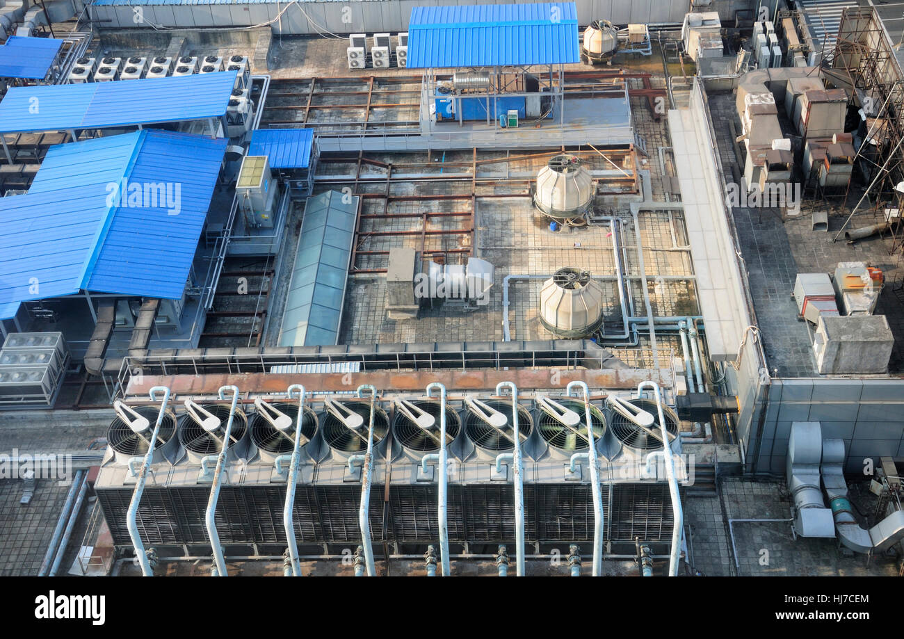 Dach und Lüftungstechnik Aufsatzschränke auf ein Gebäude innerhalb der Stadt Guangzhou Chinas in der Provinz Guangdong. Stockfoto