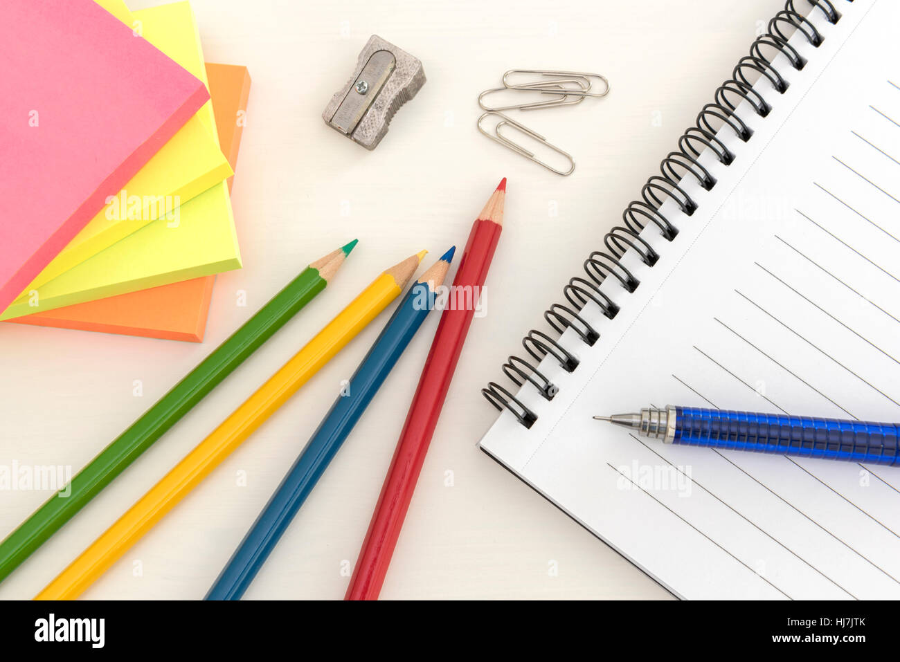 Tischplatte.  Statinonery Artikel auf einem Schreibtisch arbeiten startbereit Stockfoto