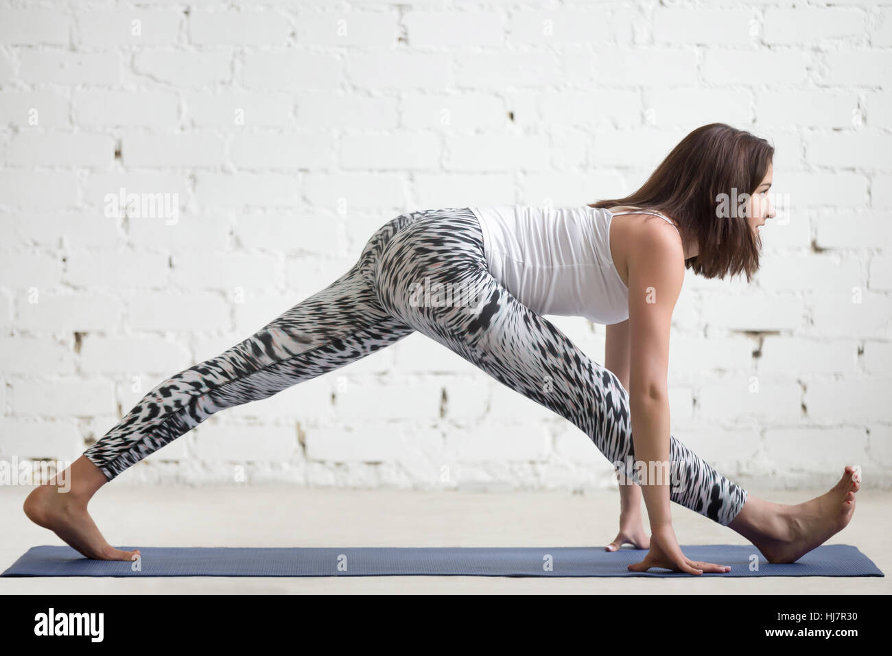 Fitness-Frau dabei spaltet auf Sportmatte Stockfoto