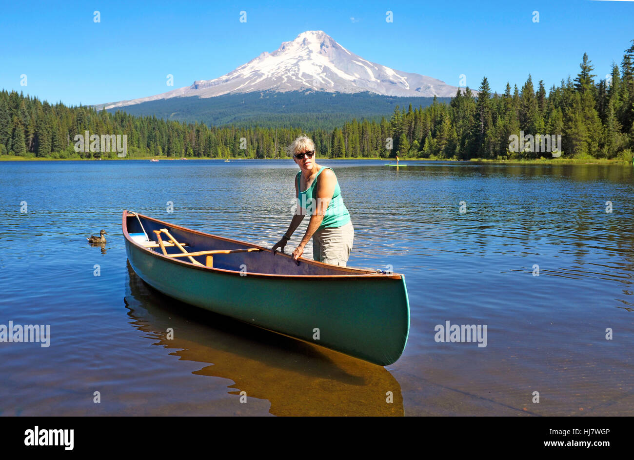 10. August 2016; Gedacht für unveröffentlichte Reisen ". Kanufahren auf Trillium-See, in der Nähe von Mount Hood, höchste Berg in Oregon. In den Mount Hood National Vordergrund Stockfoto