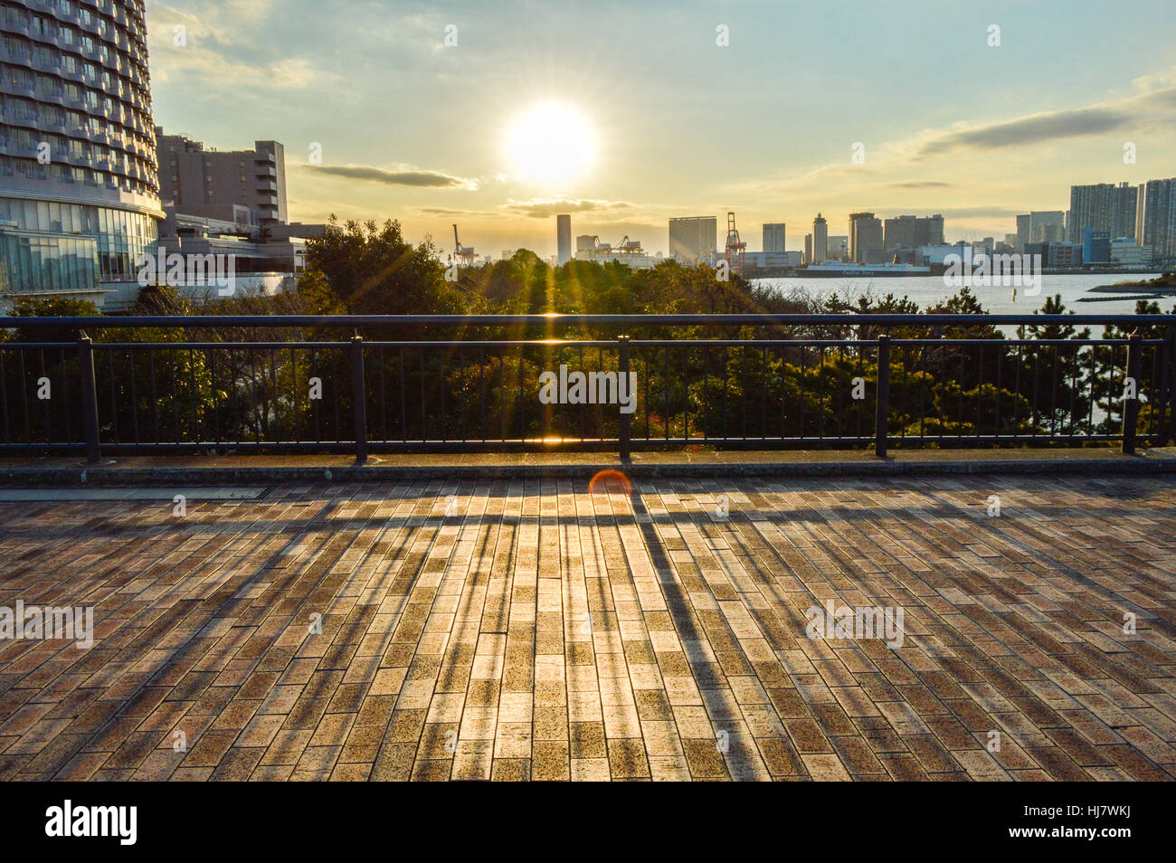 Sonnenuntergang am Wahrzeichen in Odaiba Tokyo. Odaiba ist eine große künstliche Insel in der Bucht von Tokio Stockfoto