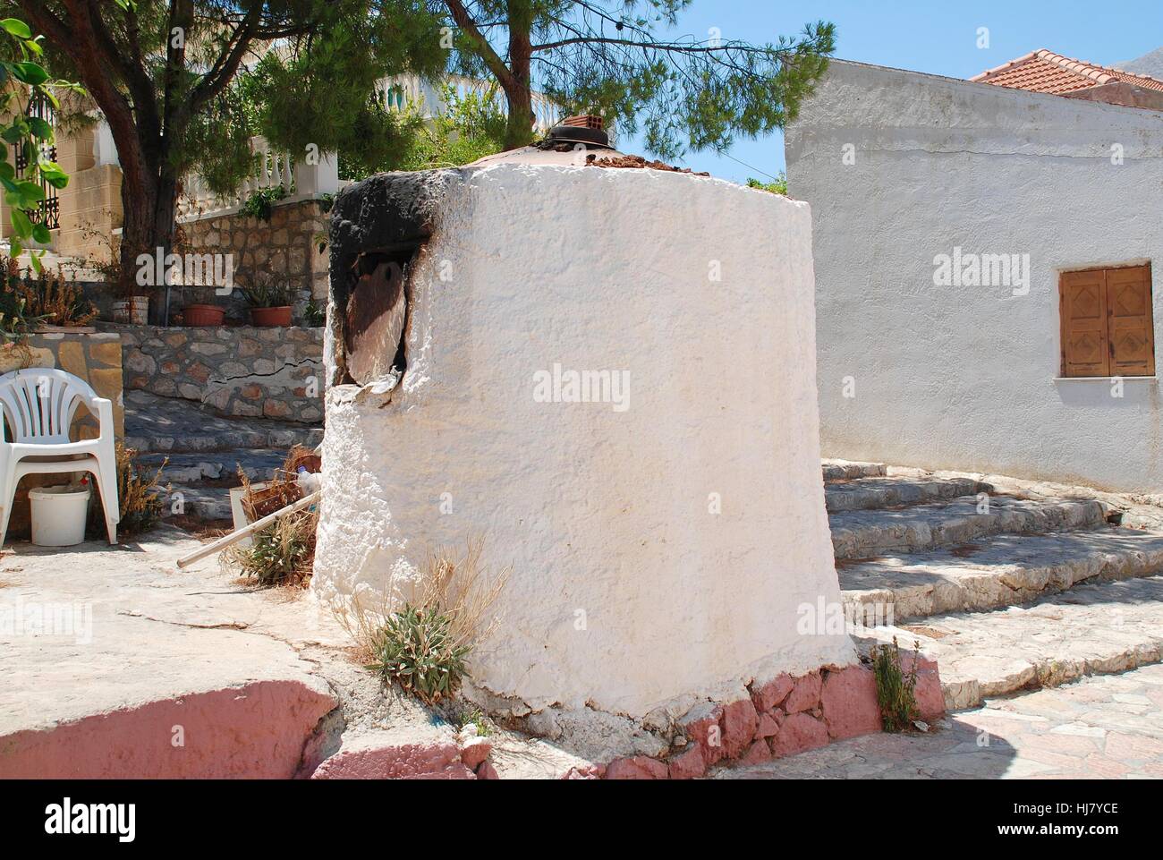 Traditionellen alten Stein Brot gebacken in den Straßen von Emborio auf der griechischen Insel Chalki. Stockfoto