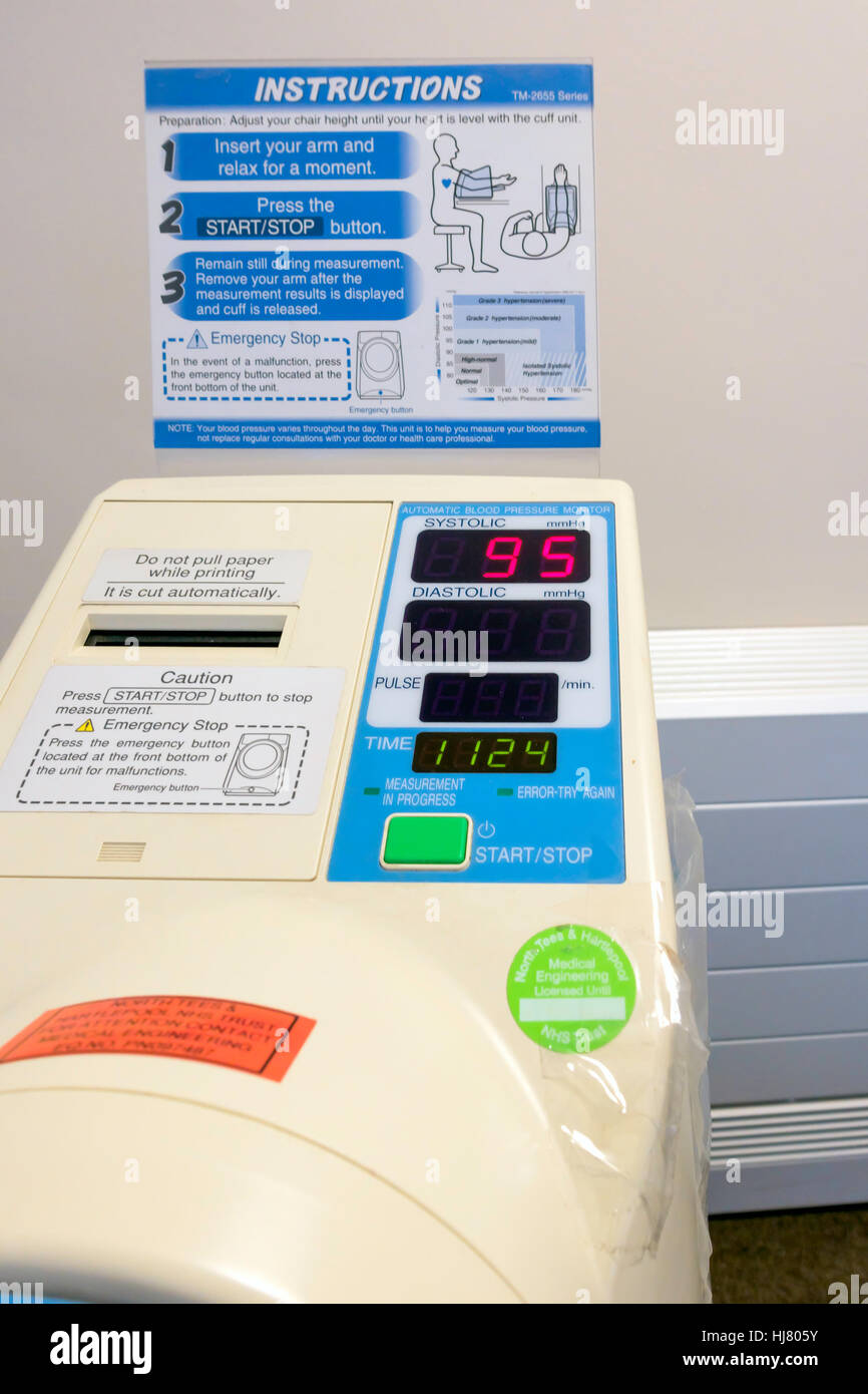 Self-service-Blutdruck Prüfmaschine in eine NHS Allgemeinmedizin Chirurgie Wartezimmer Test läuft Stockfoto