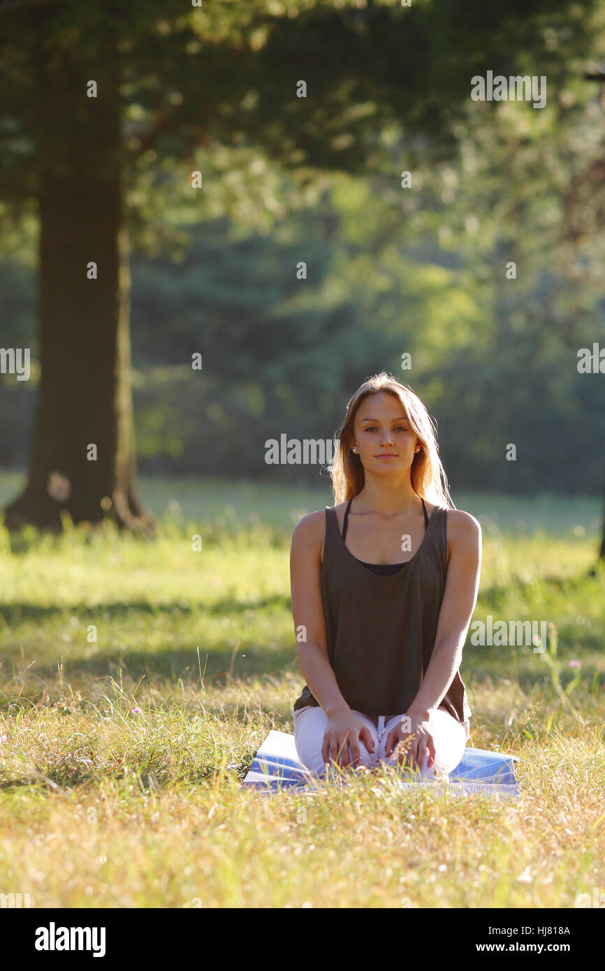 Junge Frau in Student Position des Yoga Entspannung Stockfoto