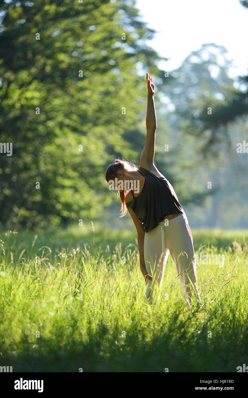 Junge Frau tun Übung rechten Hang des yoga Stockfoto