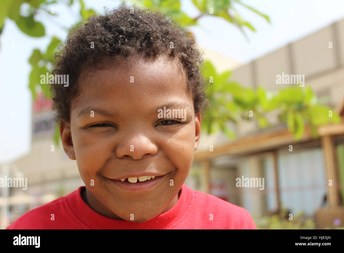 Junge schwarze, junge lächelnd in der mall Stockfoto