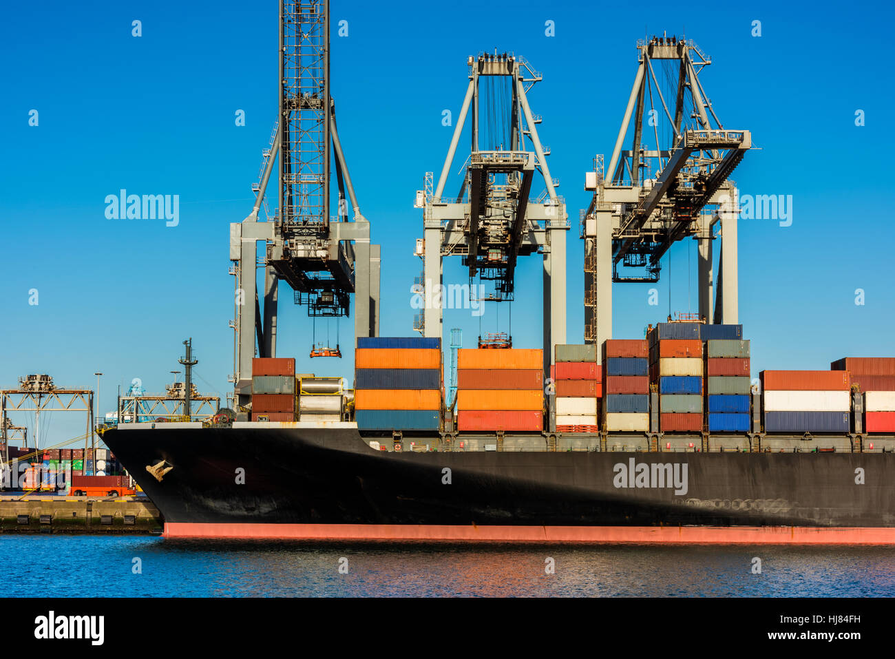 Containerschiff im Hafen von Rotterdam geladen wird Stockfoto