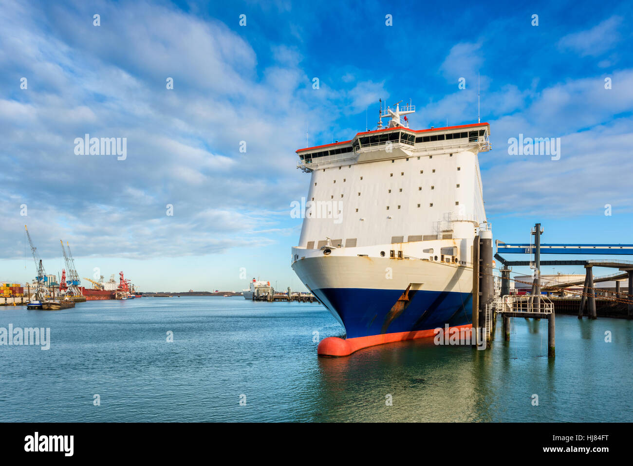 Fähre im Hafen von Rotterdam angedockt Stockfoto