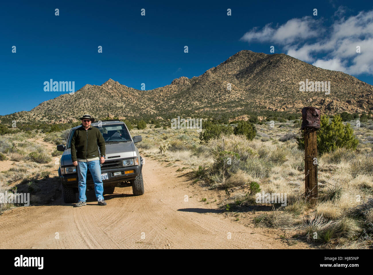 Reisenden auf unbefestigten Straße in New York Bergen am Mojave National Preserve, Kalifornien, USA Stockfoto