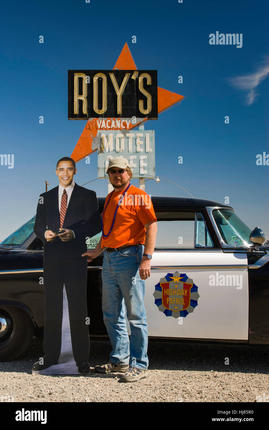 Touristen immer Bild mit Präsident Obama Ausschnitt Silhouette, 1956 Dodge Coronet Polizei cruise, Roys Motel, Amboy, Kalifornien Stockfoto