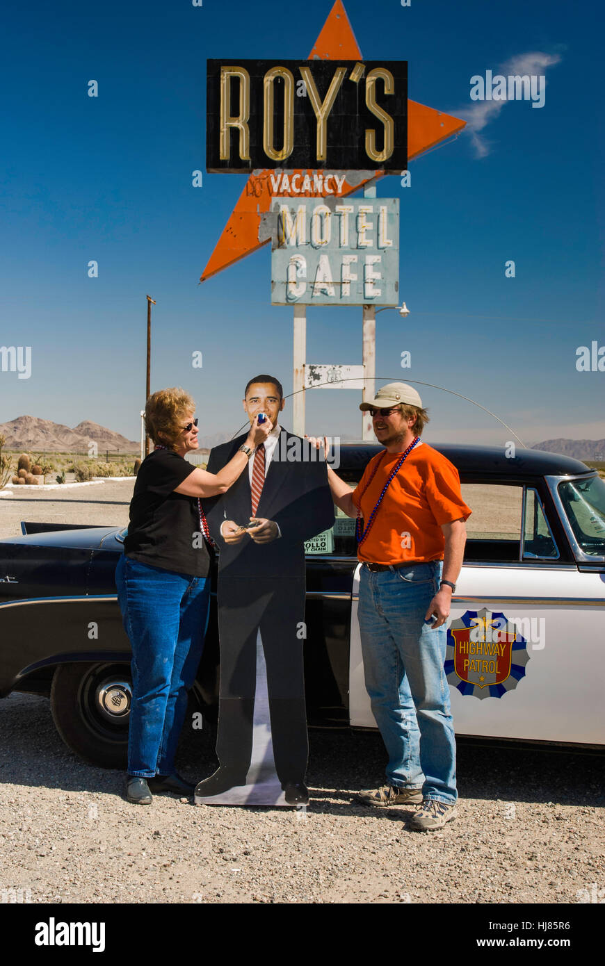 Touristen immer Bild mit Präsident Obama Ausschnitt Silhouette, Kreuzfahrt 1956 Dodge Coronet Polizei, Roys Motel, Amboy, Kalifornien Stockfoto