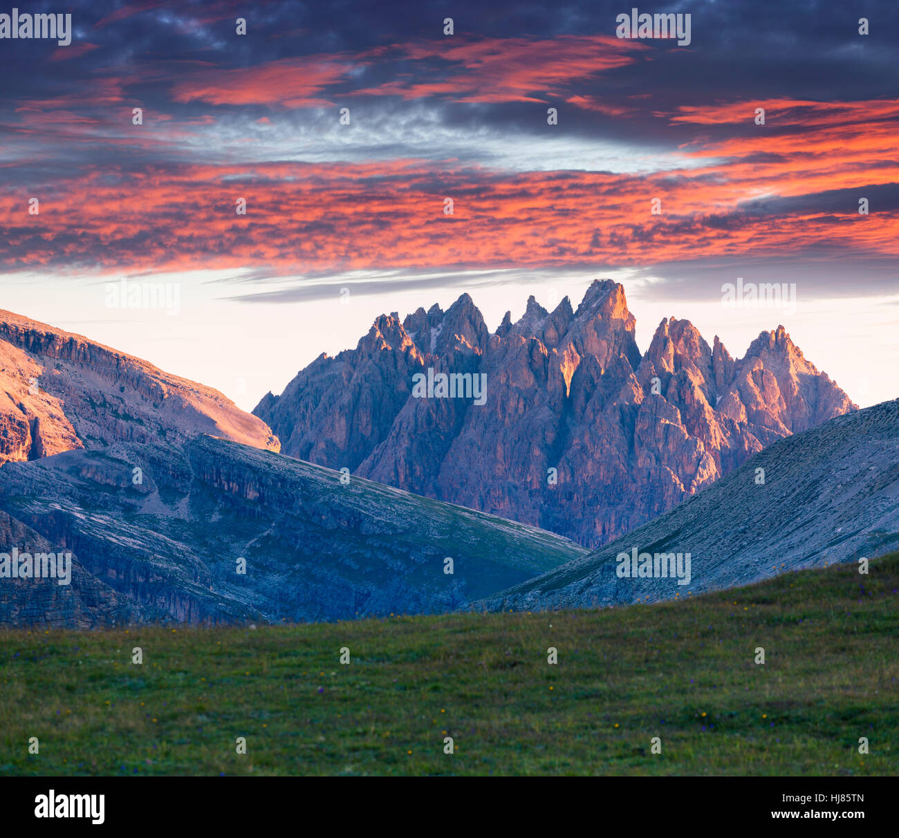 Bunte Sommer Sonnenaufgang in Europa, Tre Cime Di Lavaredo, Italien Alpen und Dolomiten. Stockfoto
