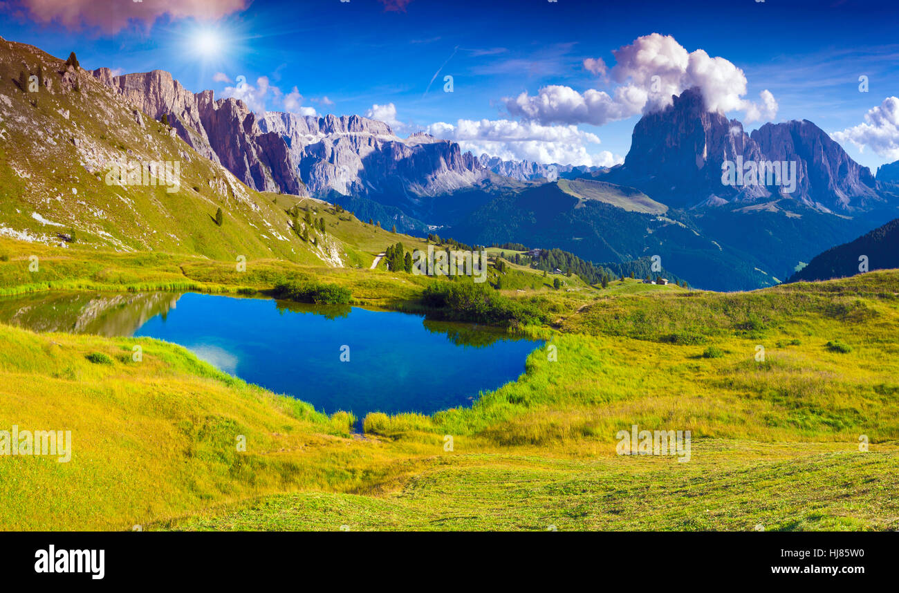 Langkofel Gebirgszug am sonnigen Sommertag. Dolomiten Berge, Italien, Europa. Stockfoto