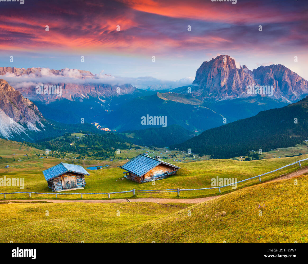 Dramatische Sonnenaufgang auf den Langkofel (Langkofel) und Sellagruppe, Tal Gardena. Nationalpark Dolomiten, Südtirol, Italien Stockfoto