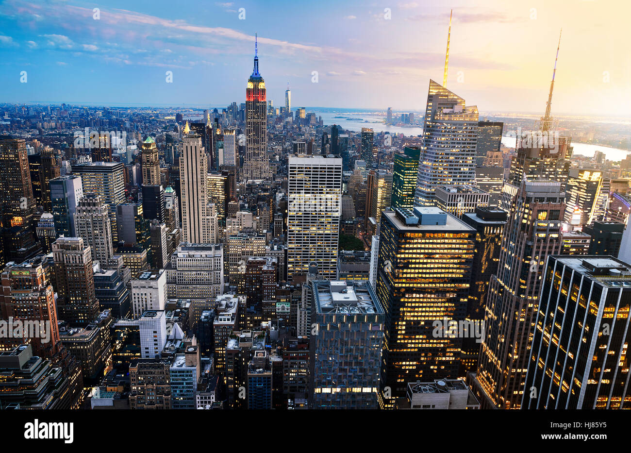 New Yorker Skyline mit urbanen Wolkenkratzer bei Sonnenuntergang, USA. Stockfoto