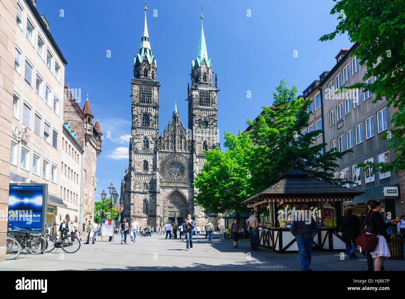 Nürnberg, Nürnberg: Altstadt; Fußgänger zone Karolinenstraße und Kirche Lorenzkirche, Mittelfranken, Mittelfranken, Bayern, Bayern, Deutschland Stockfoto