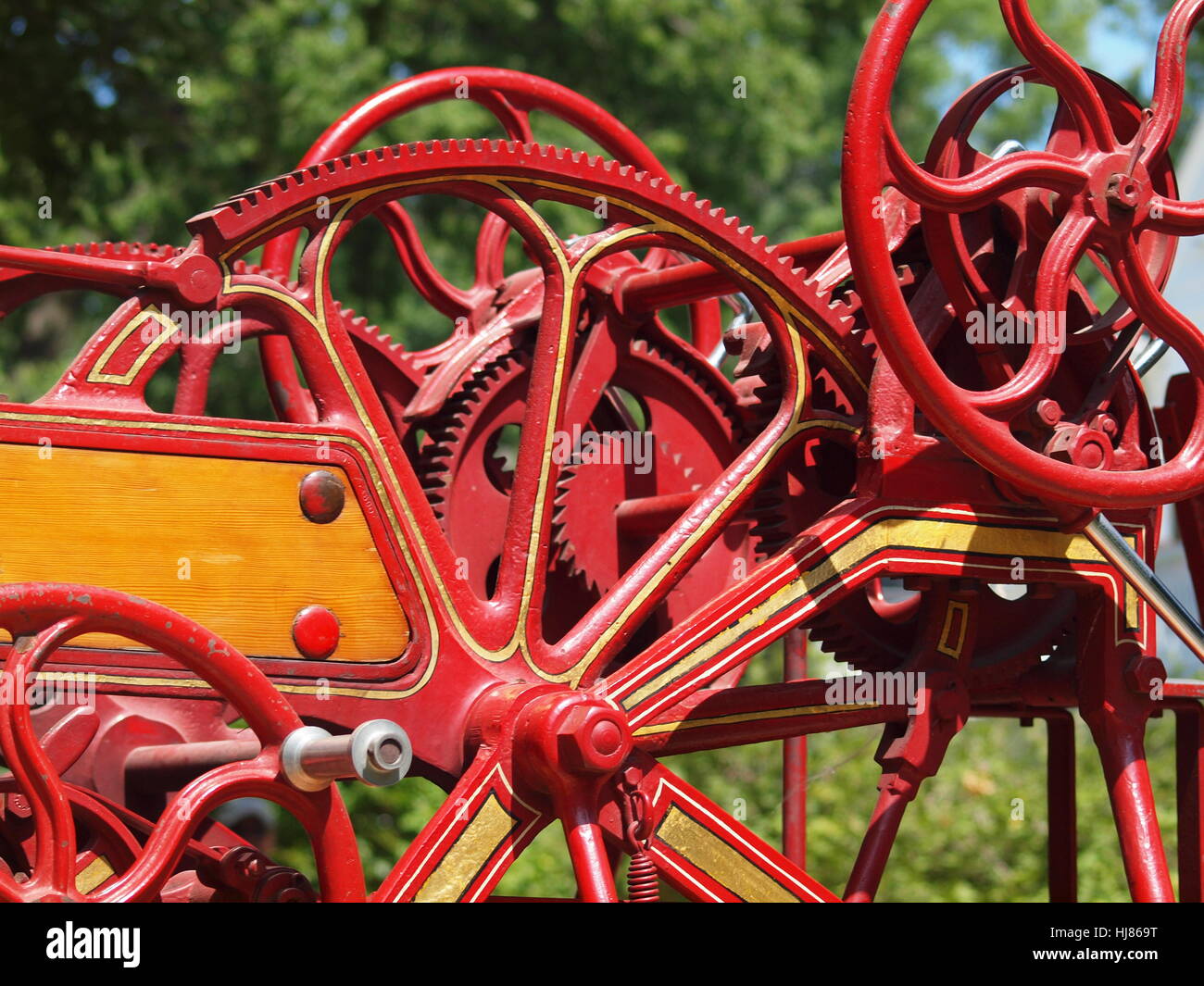 Antikes Feuerwehrauto mit mechanischen Leiter und roten Zahnräder Stockfoto