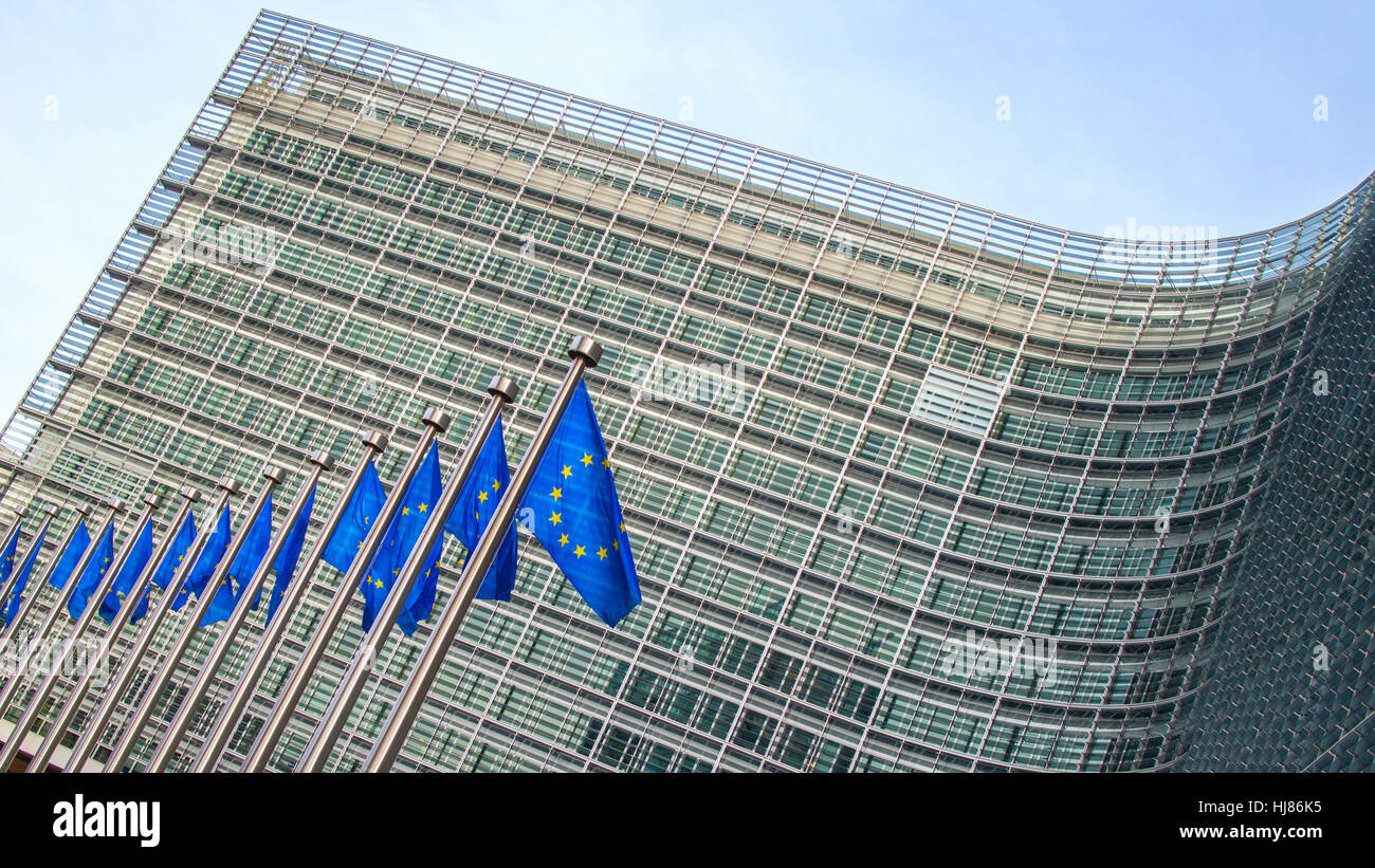 Europäische Fahnen vor dem Berlaymont-Gebäude Stockfoto