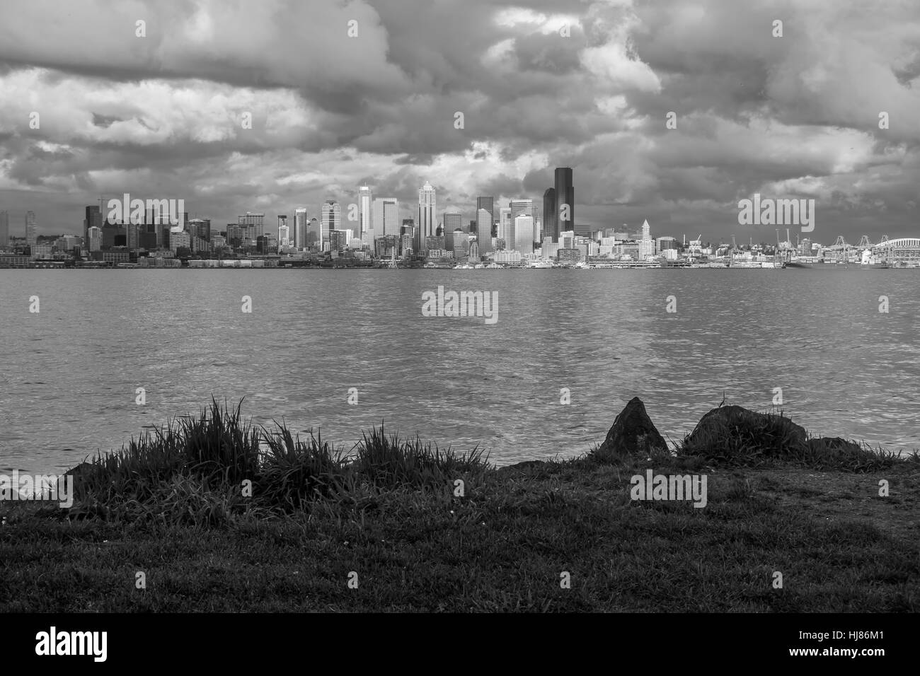 Ein Blick auf die Skyline von Seattle über Elliott Bay. Schwarz / weiß Bild. Stockfoto