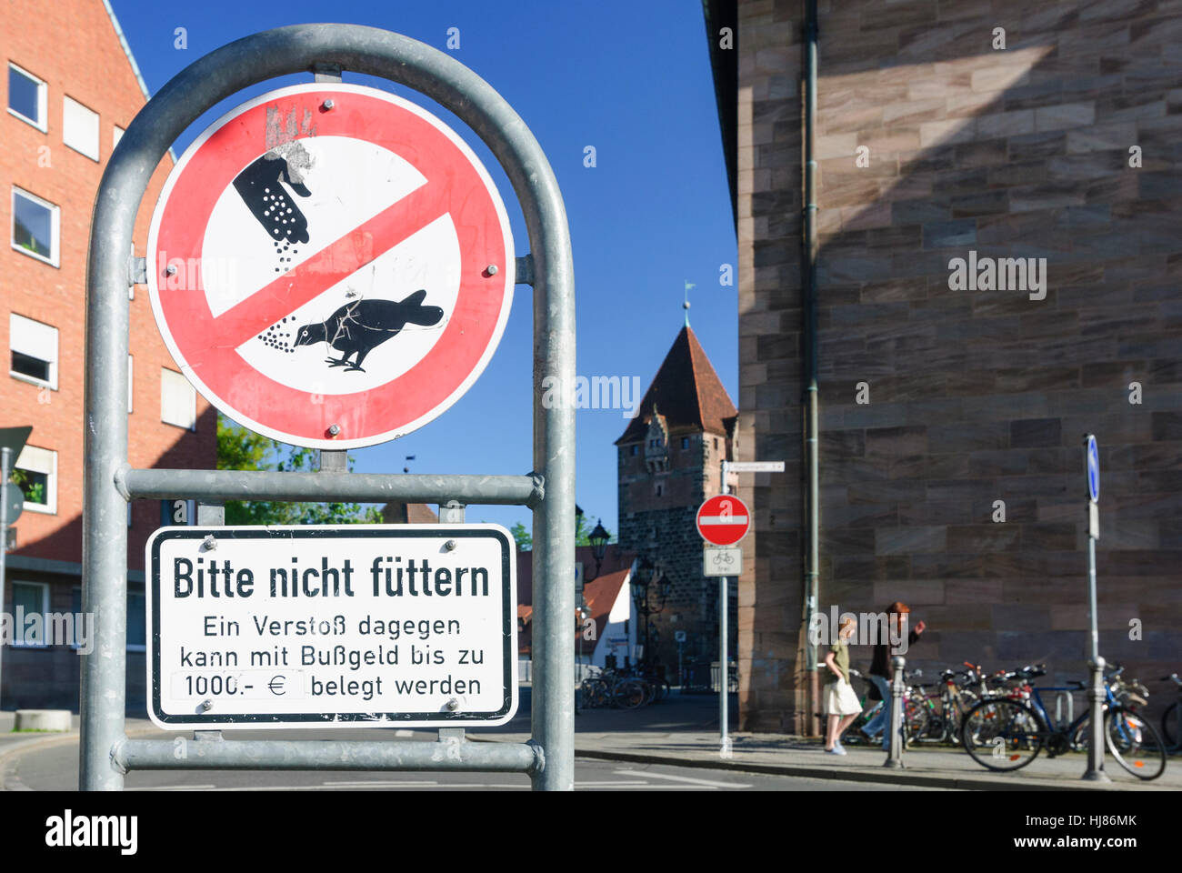 Nürnberg, Nürnberg: Altstadt; Verbotszeichen gegen Tauben füttern, Mittelfranken, Mittelfranken, Bayern, Bayern, Deutschland Stockfoto