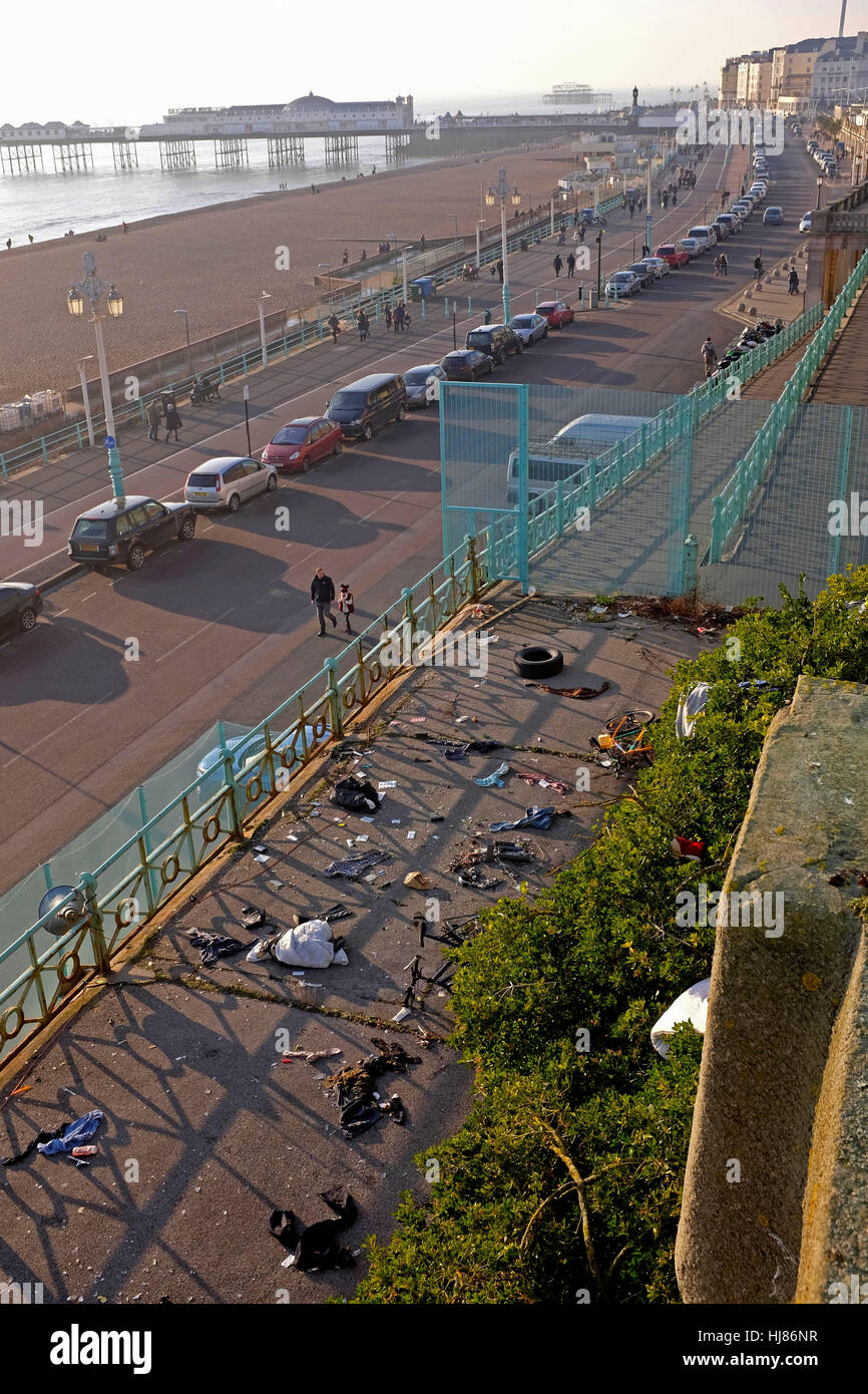 Der ehemaligen eleganten Terrasse Spaziergang über Bögen Madeira Drive in Brighton ist eine beliebte Flytipping Ort an der Küste UK geworden. Stockfoto