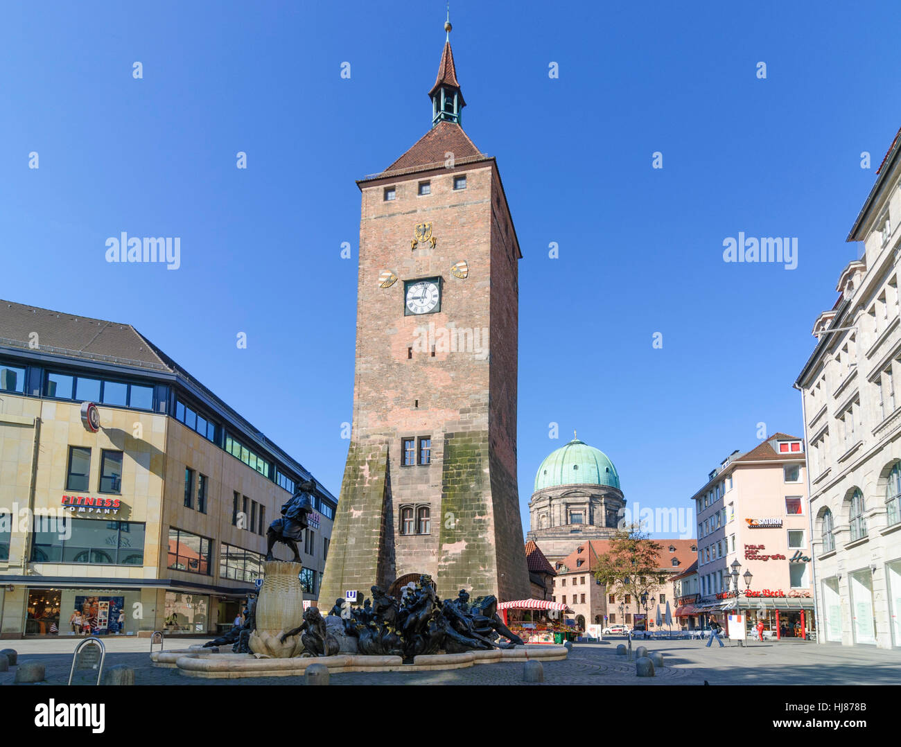 Nürnberg, Nürnberg: Altstadt; Weißer Turm mit Brunnen Ehe Karussell, Mittelfranken, Mittelfranken, Bayern, Bayern, Deutschland Stockfoto